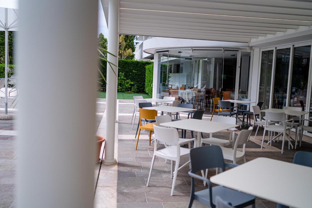 Hotel Smeraldo Lignano Sabbiadoro Bagian luar foto