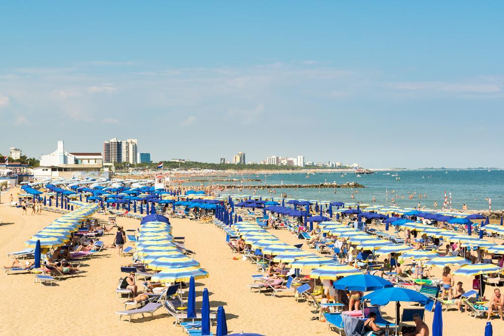 Hotel Smeraldo Lignano Sabbiadoro Bagian luar foto