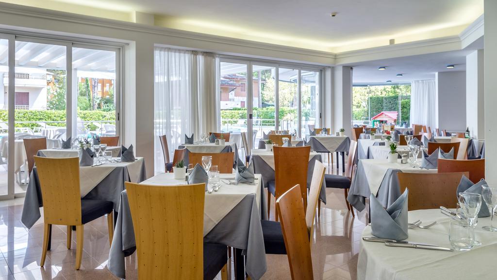 Hotel Smeraldo Lignano Sabbiadoro Bagian luar foto