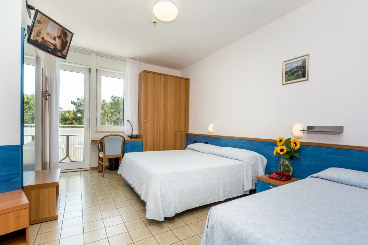 Hotel Smeraldo Lignano Sabbiadoro Bagian luar foto